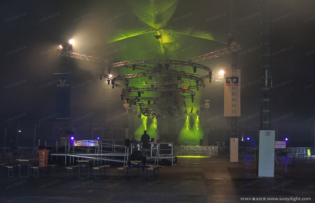 ArushaGladbeck 搭建舞台